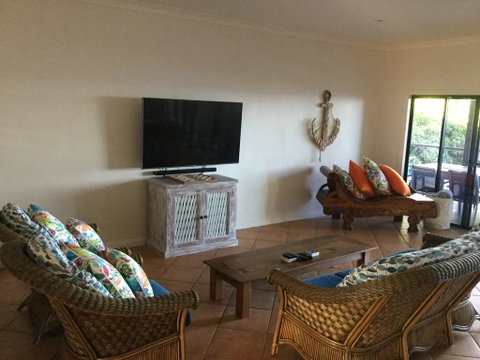 ABSOLUTE BEACHFRONT BLISS @ NEWELL BEACH - Sunshine Coast Guide 3