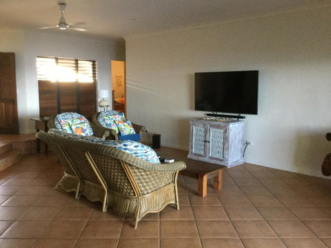 ABSOLUTE BEACHFRONT BLISS @ NEWELL BEACH - Sunshine Coast Guide 2
