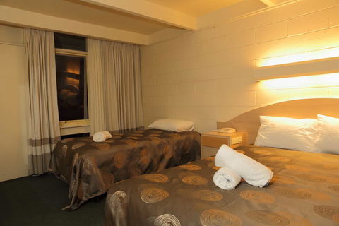 Absolute Lakes Entrance Motel - Sunshine Coast Guide 1