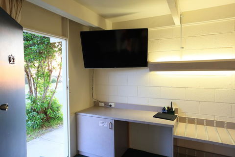 Absolute Lakes Entrance Motel - Sunshine Coast Guide 3