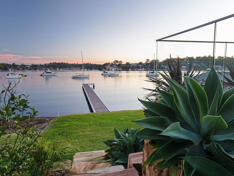 Absolute Waterfront Lakehouse Fishing Point Waterfront Pool Jetty - Sunshine Coast Guide 2