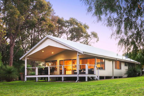 Acacia Chalets Margaret River - Sunshine Coast Guide 0