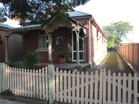 Acacia Cottage On Peel, Bathurst - Sunshine Coast Guide 2