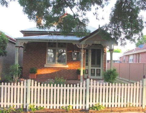 Acacia Cottage On Peel, Bathurst - Sunshine Coast Guide 0