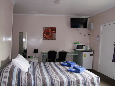 Acacia Motel - Sunshine Coast Guide 1