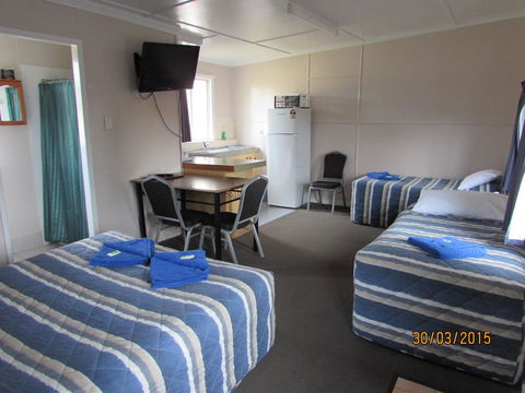 Acacia Motel - Sunshine Coast Guide 3