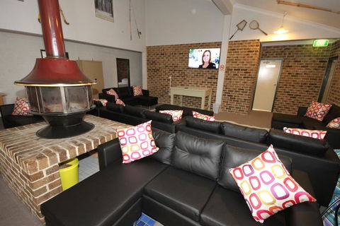 Acacia Snowy Motel - Sunshine Coast Guide 1