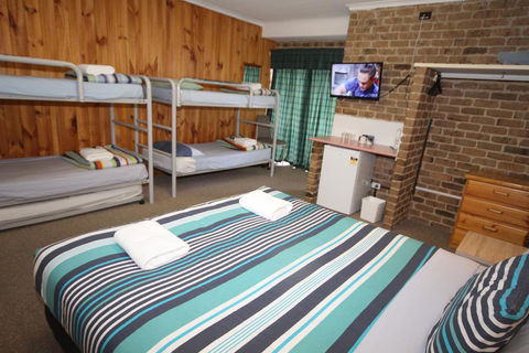 Acacia Snowy Motel - Sunshine Coast Guide 3