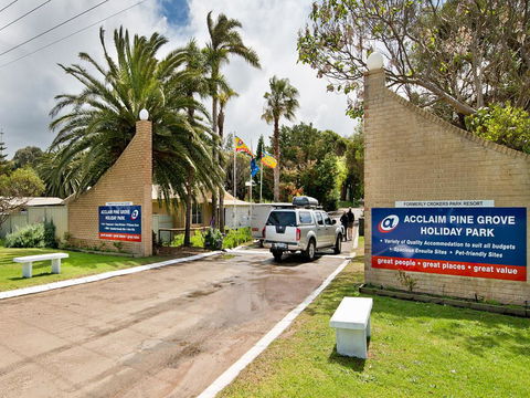 Acclaim Pine Grove Holiday Park - Sunshine Coast Guide 0