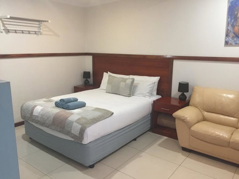 Across Country Motel And Serviced Apartments - Sunshine Coast Guide 1