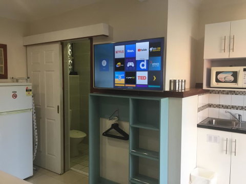 Across Country Motel And Serviced Apartments - Sunshine Coast Guide 2