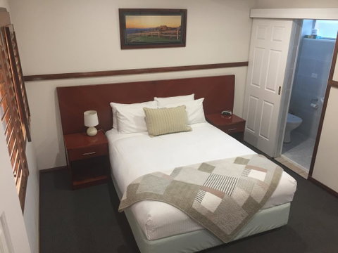Across Country Motel And Serviced Apartments - Sunshine Coast Guide 0