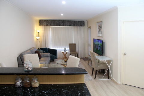 ADELAIDE CBD APARTMENT - 3BR, 2BATH & CARPARK - Sunshine Coast Guide 0