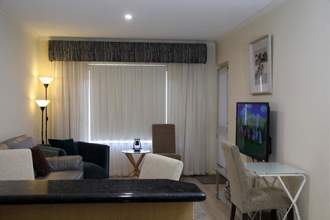ADELAIDE CBD APARTMENT - 3BR, 2BATH & CARPARK - Sunshine Coast Guide 1