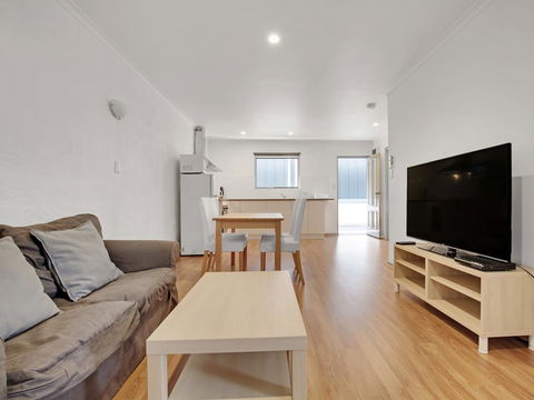 Adelaide Holiday Homes - Sunshine Coast Guide 2