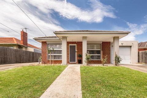 Discover Your Perfect Getaway In Laverton - Sunshine Coast Guide 1