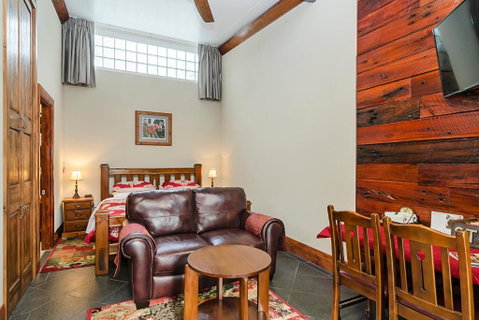 Eagle Foundry Bed & Breakfast - Sunshine Coast Guide 4