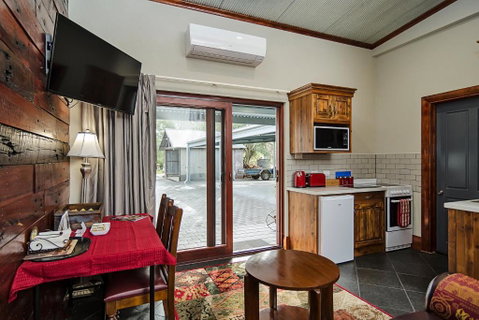 Eagle Foundry Bed & Breakfast - Sunshine Coast Guide 3