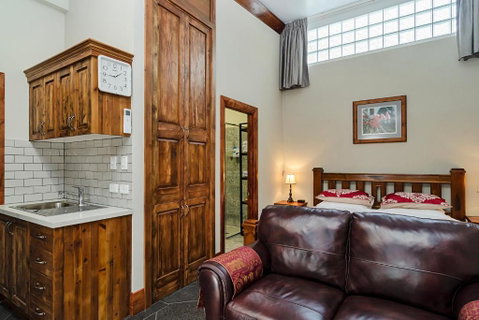 Eagle Foundry Bed & Breakfast - Sunshine Coast Guide 1