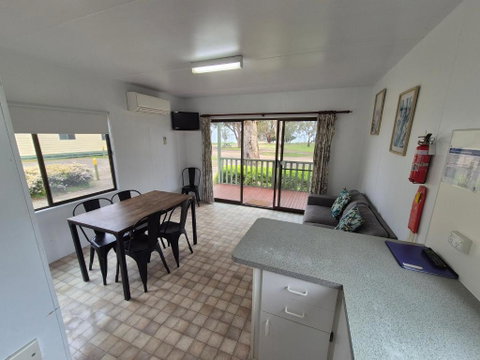 Eagle Point Caravan Park - Sunshine Coast Guide 2