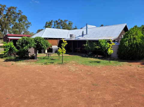 Eccles - Rustic Style Accommodation With Mod Cons - Sunshine Coast Guide 0