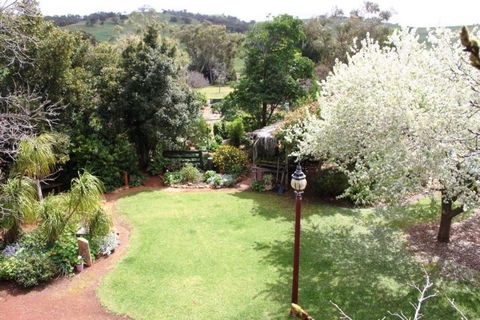 Eccles - Rustic Style Accommodation With Mod Cons - Sunshine Coast Guide 4