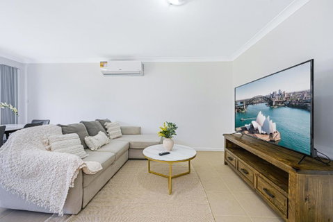Edmondson Park Modern 4 Br House Parking - Sunshine Coast Guide 0
