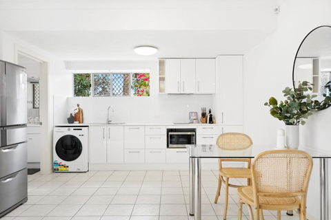 Elegant 1-Bed With Patio Overlooking Nature - Sunshine Coast Guide 3