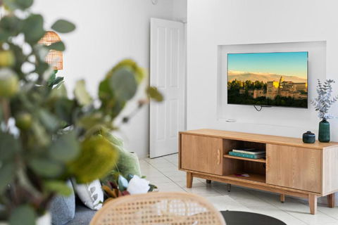 Elegant 1-Bed With Patio Overlooking Nature - Sunshine Coast Guide 0