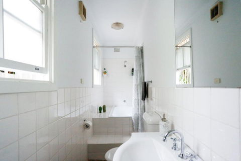 Elegant 2 BR On The Edge Of Downtown Dowling St 2 E-Bikes Included - Sunshine Coast Guide 4