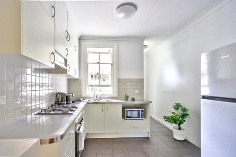 Elegant 2 BR On The Edge Of Downtown Dowling St 2 E-Bikes Included - Sunshine Coast Guide 1