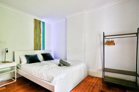 Elegant 2 BR On The Edge Of Downtown Dowling St 2 E-Bikes Included - Sunshine Coast Guide 2