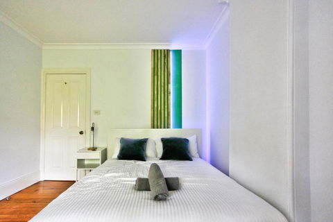 Elegant 2 BR On The Edge Of Downtown Dowling St 2 E-Bikes Included - Sunshine Coast Guide 3