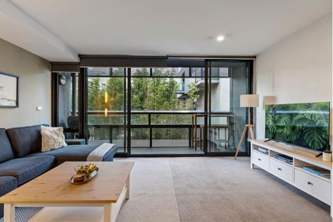 Elegant Harbourside 1-Bed With Private Balcony - Sunshine Coast Guide 0