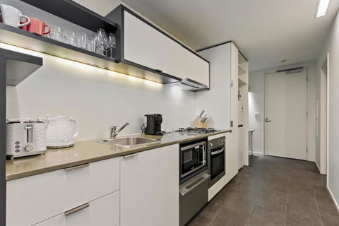 Elegant Harbourside 1-Bed With Private Balcony - Sunshine Coast Guide 2