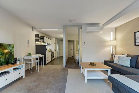 Elegant Harbourside 1-Bed With Private Balcony - Sunshine Coast Guide 3