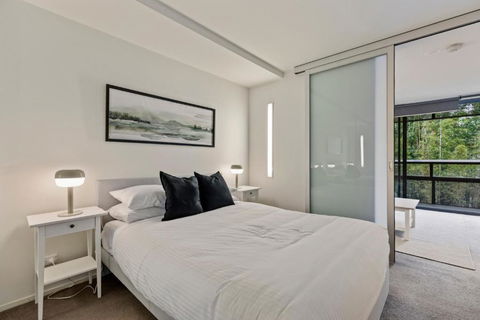 Elegant Harbourside 1-Bed With Private Balcony - Sunshine Coast Guide 1