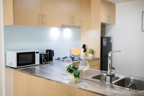 Entire 2 Bedroom In The Heart Of Wolli Creek - Sunshine Coast Guide 2
