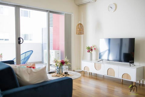 Entire 2 Bedroom In The Heart Of Wolli Creek - Sunshine Coast Guide 4