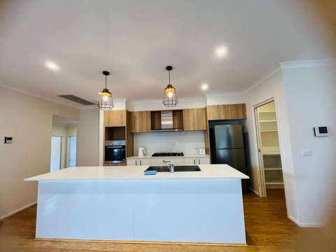 Entire 4 BR House In Moncrieff Close To Playground - Sunshine Coast Guide 0