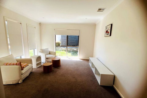 Entire 4 BR House In Moncrieff Close To Playground - Sunshine Coast Guide 2