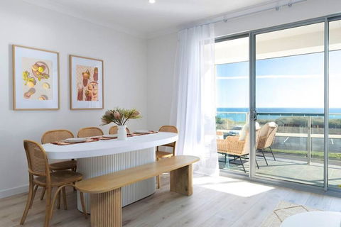 Esplanade Elegance Seaford: Sleeps 7 - Sunshine Coast Guide 0