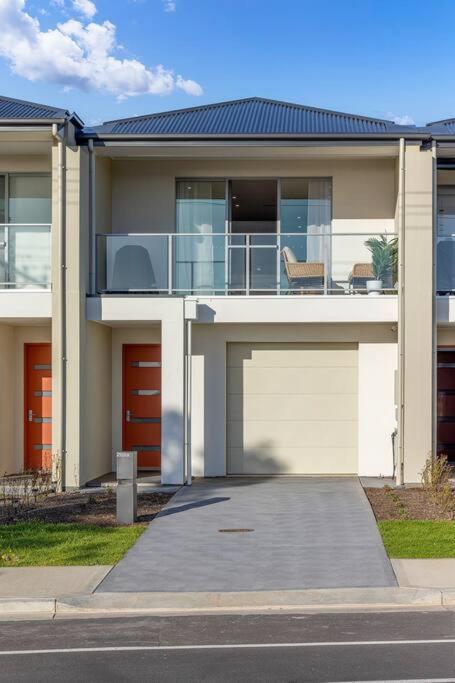 Esplanade Elegance Seaford: Sleeps 7 - Sunshine Coast Guide 2
