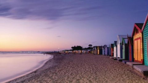 Esplanade Escape To The Brighton Beach Boxes - Sunshine Coast Guide 3