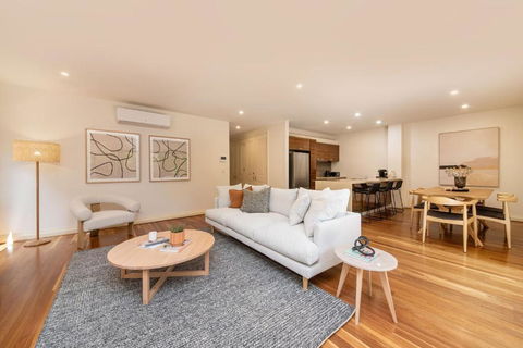 Esplanade Escape To The Brighton Beach Boxes - Sunshine Coast Guide 0