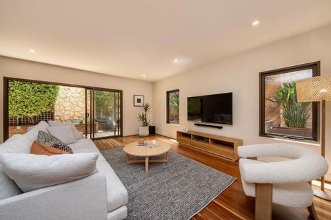 Esplanade Escape To The Brighton Beach Boxes - Sunshine Coast Guide 1