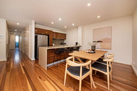 Esplanade Escape To The Brighton Beach Boxes - Sunshine Coast Guide 4