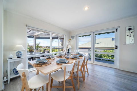 Essence Of The Sea - 4BR Family Home, Views, Fire - Sunshine Coast Guide 4