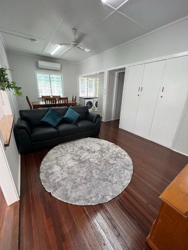 Essex Court - Beach House Motel - Sunshine Coast Guide 0