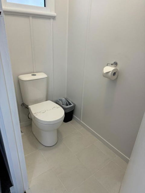Essex Court - Beach House Motel - Sunshine Coast Guide 3